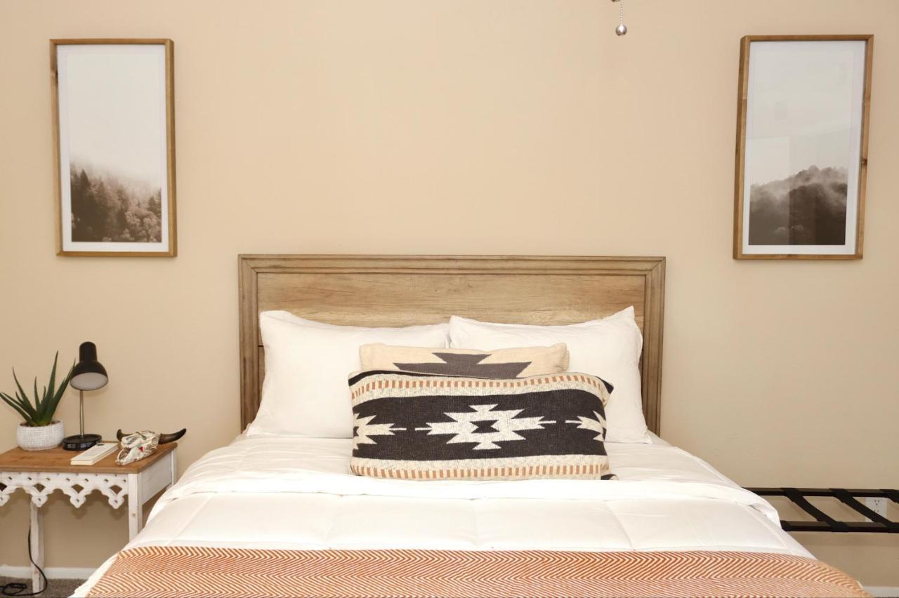 Chic Boho Cottage -Self Check In, Fully Furnished, & Free Parking ヒューストン エクステリア 写真
