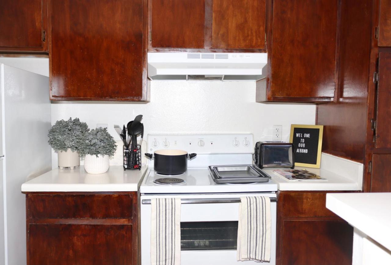 Chic Boho Cottage -Self Check In, Fully Furnished, & Free Parking ヒューストン エクステリア 写真